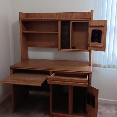 Nice Oak 2-piece Desk & hutch computer desk with lots of storage