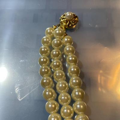Triple Strand 16" Faux Pearl Statement Necklace w/Crystal Accents in Great Hardly Worn Condition as Pictured.