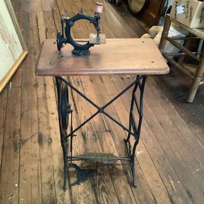606 Antique IDEAL Wrought Iron Childs Sewing Machine