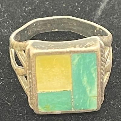Menâ€™s ring green & yellow stones silver band no marks