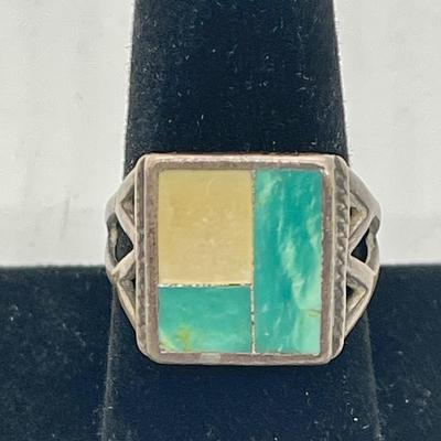 Menâ€™s ring green & yellow stones silver band no marks