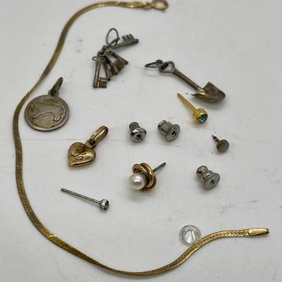Miscellaneous jewelry pieces mostly 14 K
