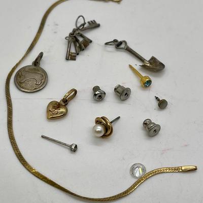 Miscellaneous jewelry pieces mostly 14 K