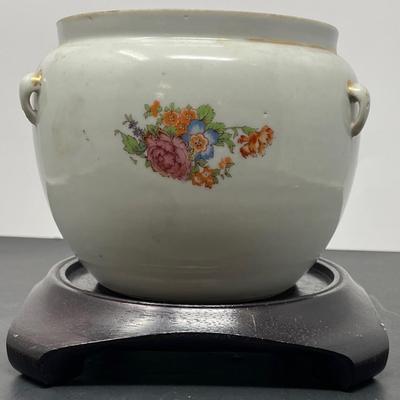 C. 1880s Antique Chinese Famille Rose Porcelain Pot