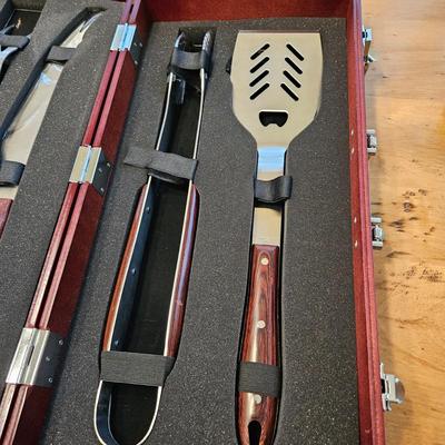 NIB Grill Set and Steak Knives (DR-DW)