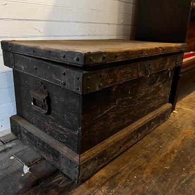 N826 Antique Chest with Organizers