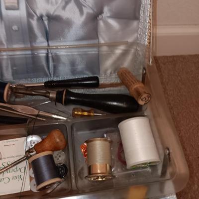 Exclusive sewing basket with contents - Pinking shears - Vintage needles - thimbles - thread and tools