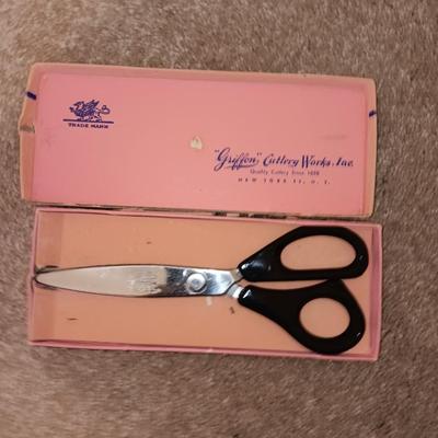 Exclusive sewing basket with contents - Pinking shears - Vintage needles - thimbles - thread and tools