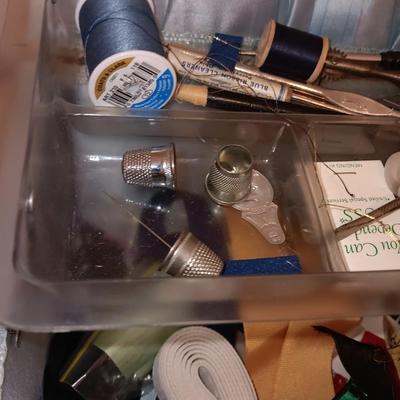 Exclusive sewing basket with contents - Pinking shears - Vintage needles - thimbles - thread and tools