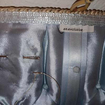 Exclusive sewing basket with contents - Pinking shears - Vintage needles - thimbles - thread and tools