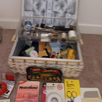 Exclusive sewing basket with contents - Pinking shears - Vintage needles - thimbles - thread and tools
