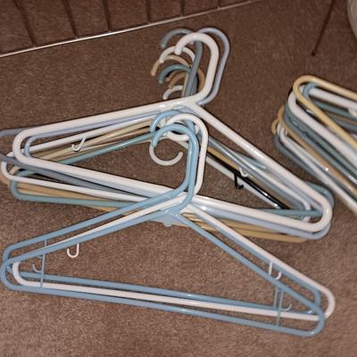 Closet organization - Clothes hangers - Shoe holder - Laundry basket and small trash can