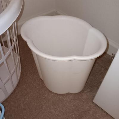 Closet organization - Clothes hangers - Shoe holder - Laundry basket and small trash can