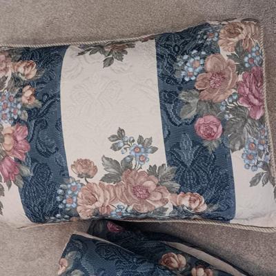 Queen size floral bedding set with two valances and pillows