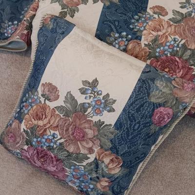 Queen size floral bedding set with two valances and pillows