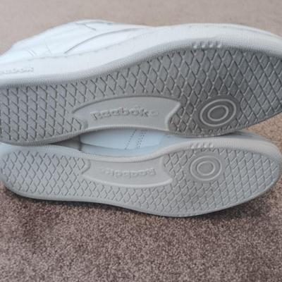 Men's size 11.5 Reebok Classic tennis shoes - Like new !
