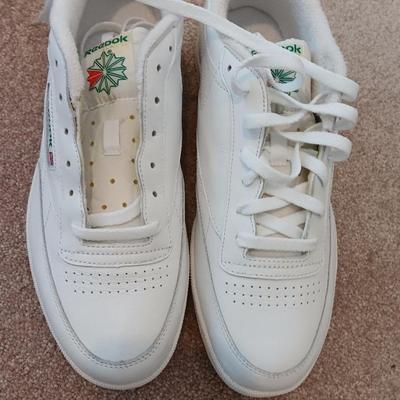 Men's size 11.5 Reebok Classic tennis shoes - Like new !
