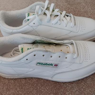 Men's size 11.5 Reebok Classic tennis shoes - Like new !