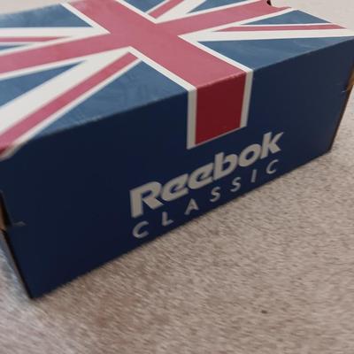 Men's size 11.5 Reebok Classic tennis shoes - Like new !