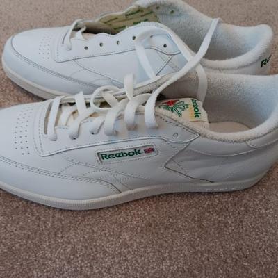 Men's size 11.5 Reebok Classic tennis shoes - Like new !