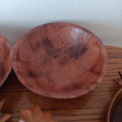 Set of four Monkey Pod wood pineapple dishes with two larger woven wood bowls