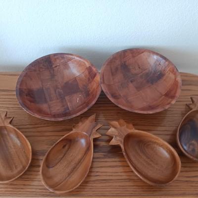Set of four Monkey Pod wood pineapple dishes with two larger woven wood bowls