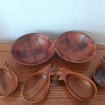 Set of four Monkey Pod wood pineapple dishes with two larger woven wood bowls