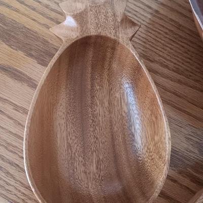 Set of four Monkey Pod wood pineapple dishes with two larger woven wood bowls