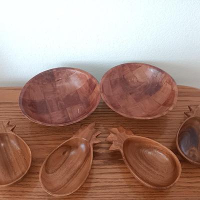 Set of four Monkey Pod wood pineapple dishes with two larger woven wood bowls