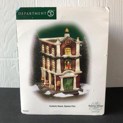 LOT 25G: Department 56 Dickens' Village - 2004 Customs House, Queens Port (56.58727), 2017 The Hansom Cab Co. (4056644), London Newspaper...