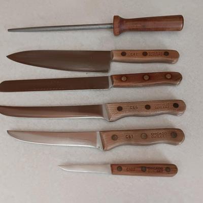 Wooden wall hanging spice rack and Chicago cutery set in knife block
