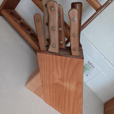 Wooden wall hanging spice rack and Chicago cutery set in knife block