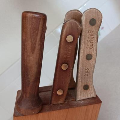 Wooden wall hanging spice rack and Chicago cutery set in knife block