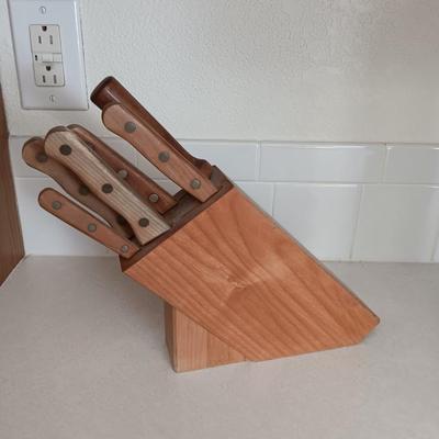 Wooden wall hanging spice rack and Chicago cutery set in knife block