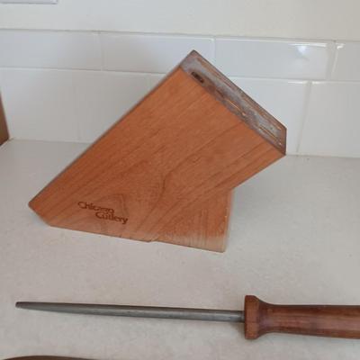 Wooden wall hanging spice rack and Chicago cutery set in knife block
