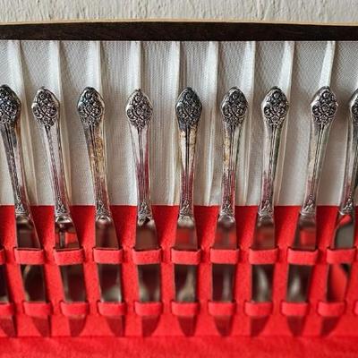 Vintage Silver plate 12 piece Flatware and Beautiful case! Rogers 