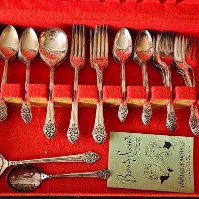 Vintage Silver plate 12 piece Flatware and Beautiful case! Rogers 
