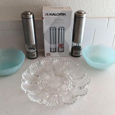 Kalorik salt & Pepper grinders and four light blue plastic salad bowls and a glass egg plate