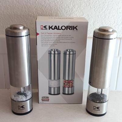 Kalorik salt & Pepper grinders and four light blue plastic salad bowls and a glass egg plate
