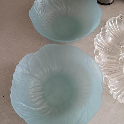 Kalorik salt & Pepper grinders and four light blue plastic salad bowls and a glass egg plate