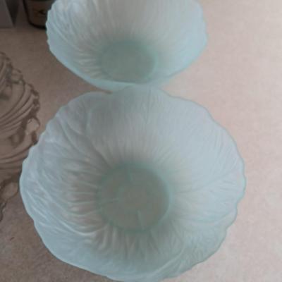 Kalorik salt & Pepper grinders and four light blue plastic salad bowls and a glass egg plate