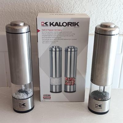 Kalorik salt & Pepper grinders and four light blue plastic salad bowls and a glass egg plate