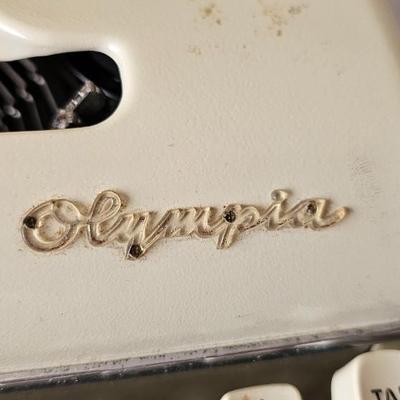 Olympia Werke AG Wilhemshaven manual typewriter with original case