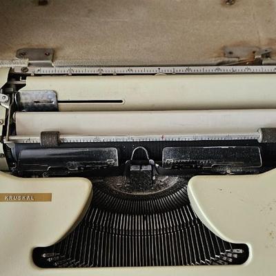 Olympia Werke AG Wilhemshaven manual typewriter with original case