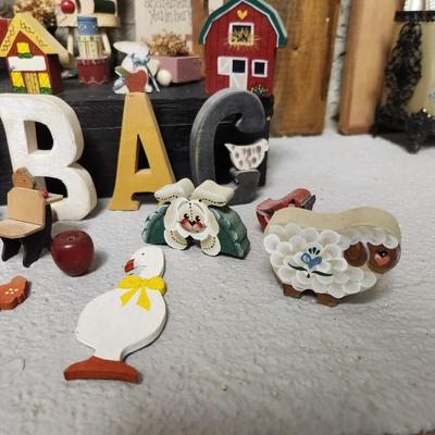 Lot of country painted wood littles