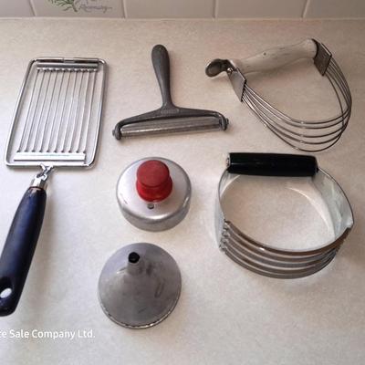 Vintage kitchen utensils - Most have wood handles