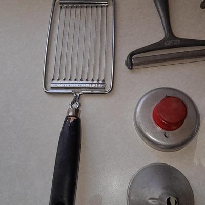 Vintage kitchen utensils - Most have wood handles