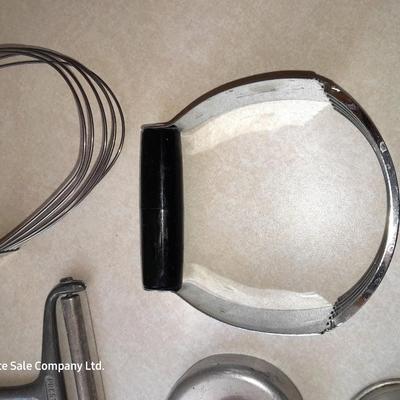 Vintage kitchen utensils - Most have wood handles