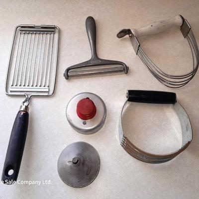 Vintage kitchen utensils - Most have wood handles