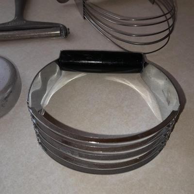 Vintage kitchen utensils - Most have wood handles
